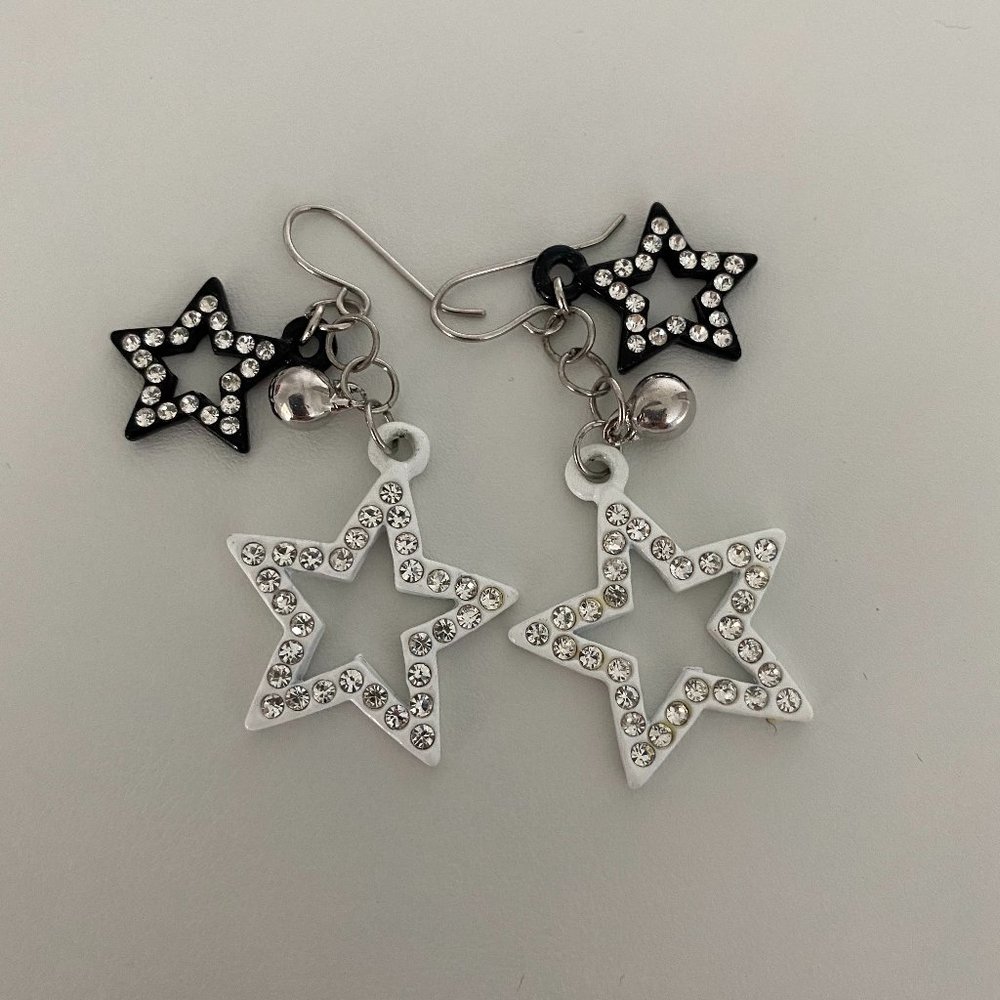 Dangling earrings w/black and white stars